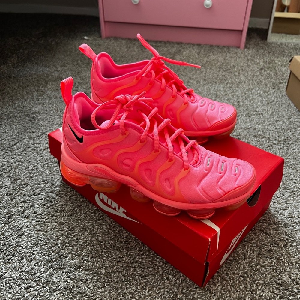 Nike Air VaporMax Plus in Bright Pink
